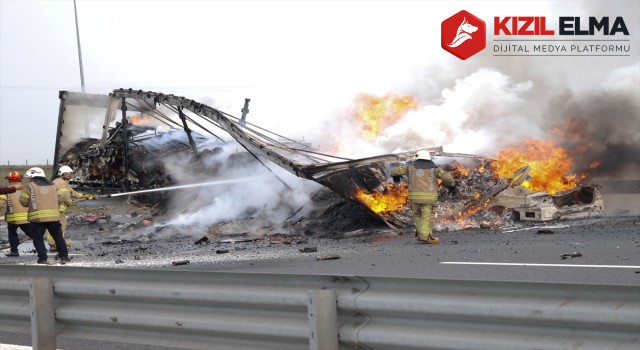 İstanbul'da otomobil ile tırın karıştığı kazada araçlarda çıkan yangın söndürüldü