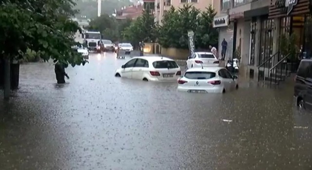 İstanbul'da şiddetli yağış: Araçlar mahsur kaldı
