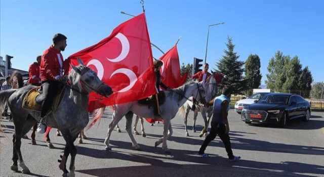 MHP Genel Başkanı Devlet Bahçeli'yi Erzurum'da atlı ciritçiler karşıladı