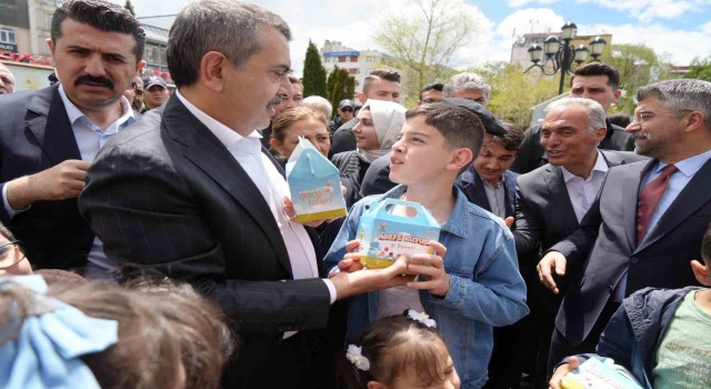 Bakan Tekin: ”(CHP’deki olaylar) Bu olayın arkasında başka bir şaibe aramaya gerek yok, yeterince şaibe zaten orada var”