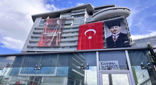 CHP, Genel Merkezi önünde çıkan tartışmada su şişeleri havada uçuştu