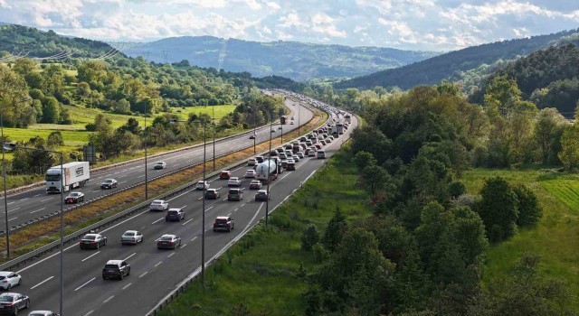 Tatilcilerin dönüş yolculuğu başladı: Bolu’da kilometrelerce araç kuyruğu