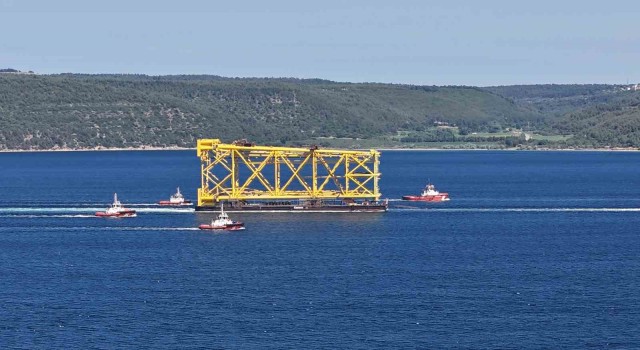 Dev sondaj platformu iskelesi Çanakkale Boğazı’ndan geçti.