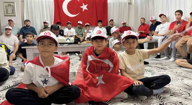 Dünya Kupası heyecanını camide yaşadılar