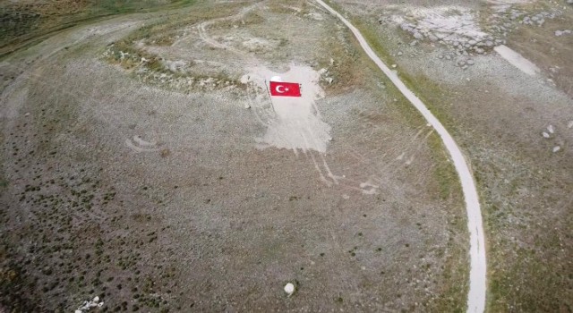 Eskişehirli gençler Milli Takıma destek için dağa Türk Bayrağı nakşetti