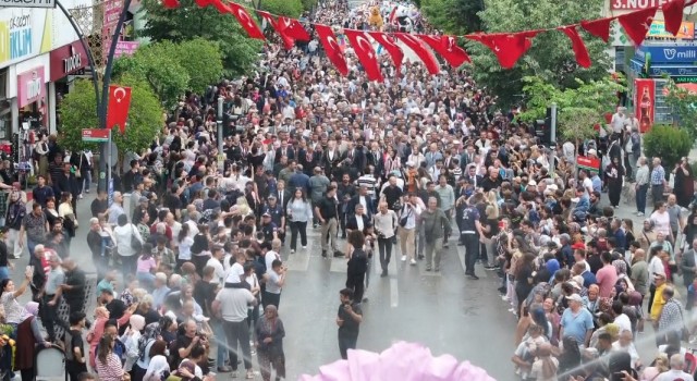 Isparta’da Uluslararası Gül Festivali coşkusu: Binlerce kişi kortejde buluştu