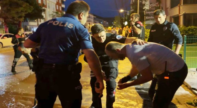 Öfkeli baba, kızını rahatsız eden gencin kulağını kesti: 1’i polis 2 yaralı