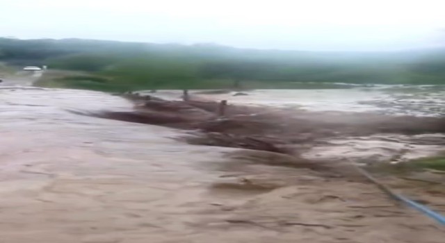 Osmaniye’de sağanak yağış sonrası dere taştı