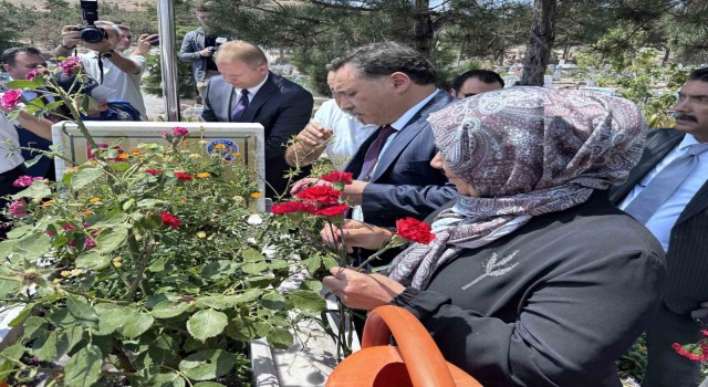 15 Temmuz şehidi Kübra Doğanay, kabri başında anıldı