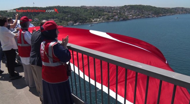 15 Temmuz'un 10. yılında 15 Temmuz Şehitler Köprüsü'ne dev Türk bayrağı asıldı