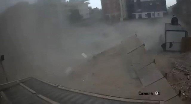 Fırtınada inşaat alanı yerle bir oldu