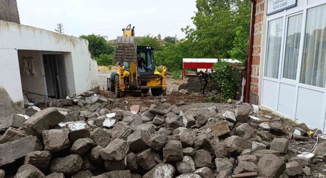 Kırıkkale’de fırtına cami minaresini yıktı