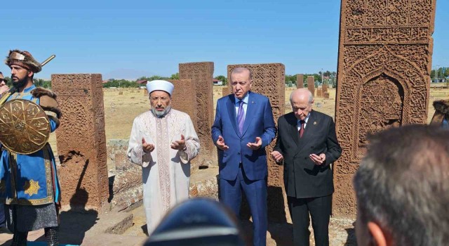 Cumhurbaşkanı Erdoğan Ahlat Selçuklu Kabristanını ziyaret etti