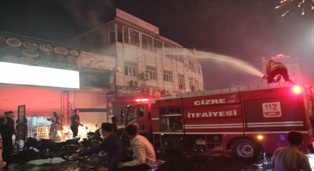 Cizre’deki galibiyet kutlamalarında 3 iş yeri ve 1 araç yandı: 1 itfaiye eri yaralandı