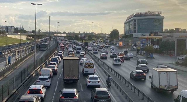 İstanbul’da trafik yoğunluğu bezdirdi
