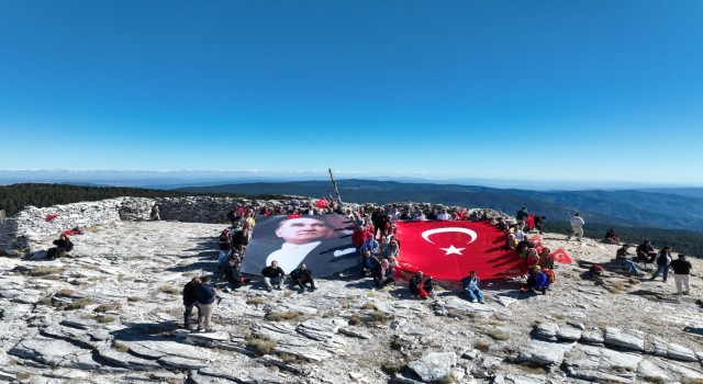 Kazdağları’nın zirvesinde bayrak yürüyüşü