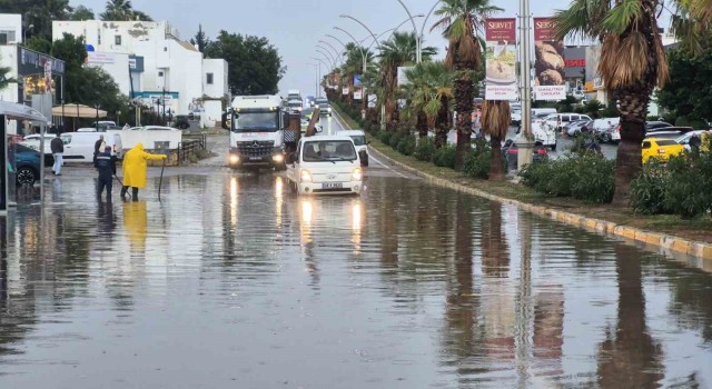 Bodrum’da Sağanak: Konacık Atatürk Bulvarı Trafiğe Kapandı