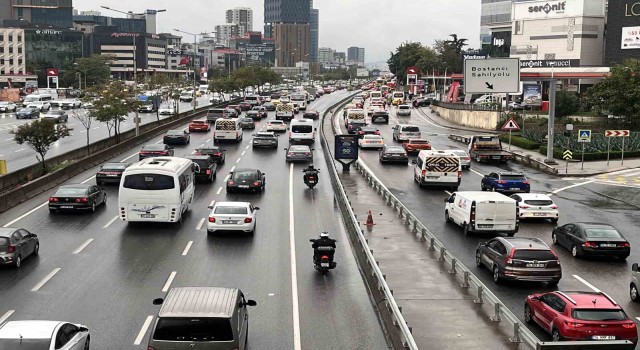İstanbul’da yağmur trafiği kilitledi: Yoğunluk yüzde 89’a ulaştı