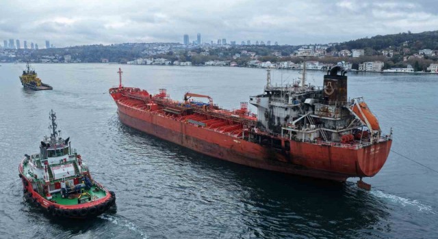 Karadeniz’de dron saldırısına uğrayan tankerin geçişi nedeniyle İstanbul Boğazı trafiğe kapandı