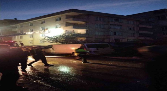Maltepe Cevizli Mahallesi Doğu Sokakta bulunan bir binada çökme meydana geldi. Binada mahsur kalanları tahliye çalışmaları devam ediyor.
