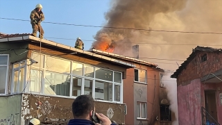 İstanbul’da apartmanda çıkan ve bitişik binalara da sıçrayan yangın söndürüldü