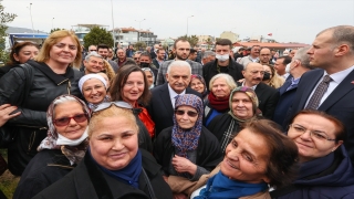 Binali Yıldırım İzmir’de balıkçı barınağını ziyaret etti