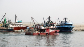 İstanbul Boğazı’nda balıkçılar gündüz avlanmaya devam ediyor