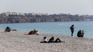 Antalya’da vatandaşlar ve turistler, güneşli havanın keyfini yaşadı