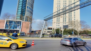 Şişli’de yön tabelası direğinin devrilme tehlikesine karşı Büyükdere Caddesi trafiğe kapatıldı