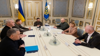 Zelenskiy, Ukrayna’nın AB üyeliğine aday statüsü sağlayacak anketi teslim etti