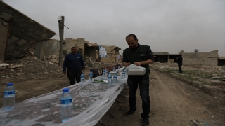 Suriye’nin kuzeyinde cephe hattında harabeler içinde toplu iftar