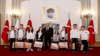 İstanbul Valisi Yerlikaya, 23 Nisan’da öğrencileri kabul etti