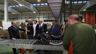 Bakan Varank, Türkiye’nin en büyük mobilya üretim tesisinde işçilerle iftar yaptı: