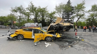 Eyüpsultan’da minibüsün taksinin üstüne çıktığı kazada 7 kişi yaralandı