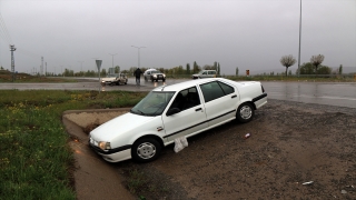 Sivas’ta iki otomobilin çarpışması sonucu 5 kişi yaralandı