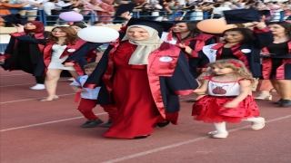 Karabük’te 2 çocuk annesi, mezuniyet sevinci yaşadı.