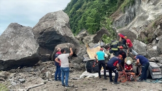 Artvin’de kara yolundaki tırların üzerine kaya düşmesi sonucu 1 kişi öldü