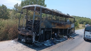 Silivri’de seyir halindeyken alev alan yolcu otobüsü kullanılamaz hale geldi