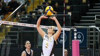 Lider VakıfBank normal sezonu galibiyetle kapattı