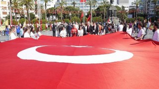 Üniversiteli sporcuların festival korteji İzmir’i renklendirdi
