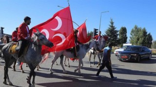 MHP Genel Başkanı Devlet Bahçeli'yi Erzurum'da atlı ciritçiler karşıladı