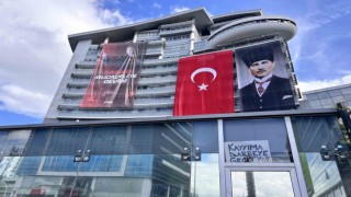 CHP, Genel Merkezi önünde çıkan tartışmada su şişeleri havada uçuştu