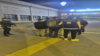 Afyonkarahisar’da göçmen kaçakçılığı operasyonunda 8 düzensiz göçmen yakalandı