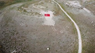 Eskişehirli gençler Milli Takıma destek için dağa Türk Bayrağı nakşetti