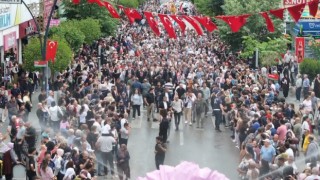 Isparta’da Uluslararası Gül Festivali coşkusu: Binlerce kişi kortejde buluştu