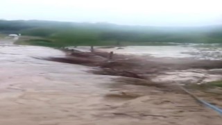 Osmaniye’de sağanak yağış sonrası dere taştı