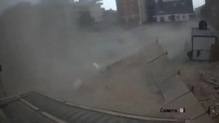 Fırtınada inşaat alanı yerle bir oldu