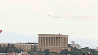 Türk Yıldızları’ndan Ankara semalarında prova uçuşu