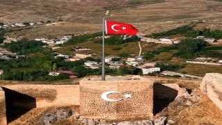 Bayburt Kalesi’nde Türk Bayrağı yenilendi