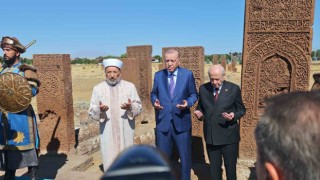 Cumhurbaşkanı Erdoğan Ahlat Selçuklu Kabristanını ziyaret etti